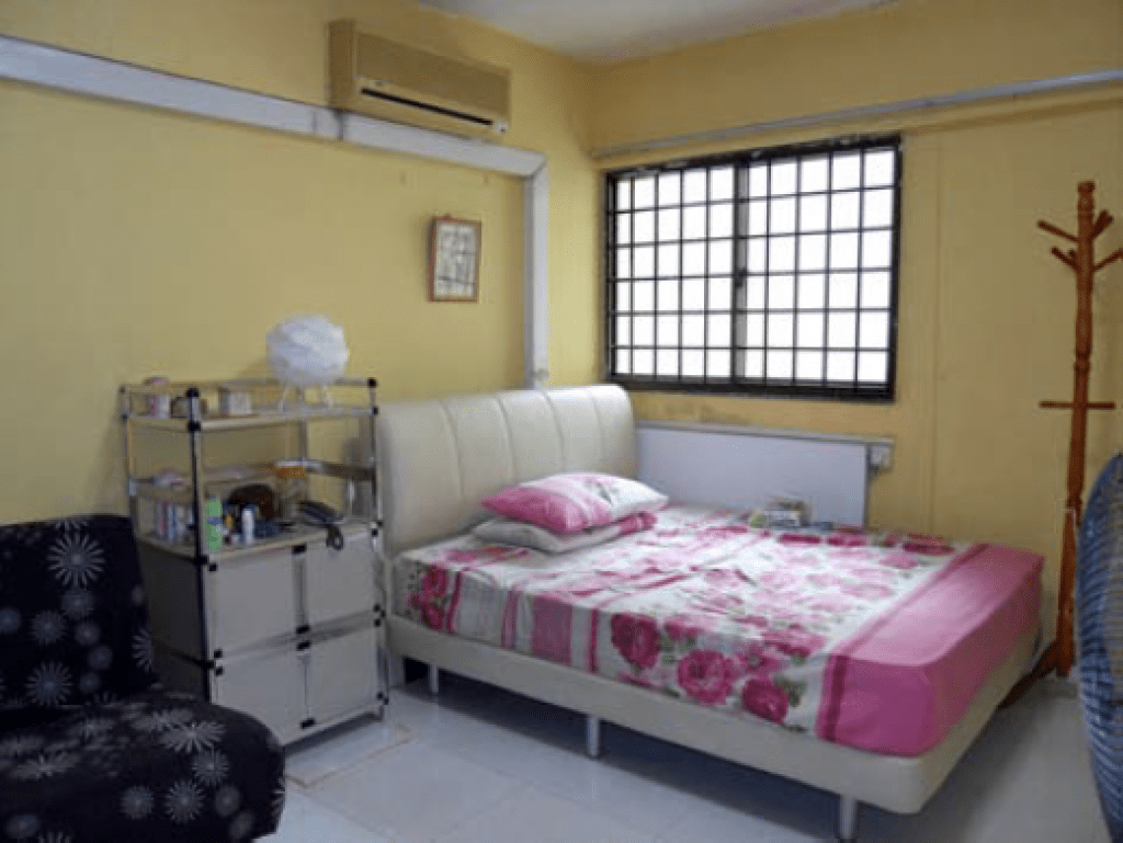 Bright and spacious bedrrom in 110 Tampines St 11